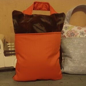 Child pocket/travel pillow.